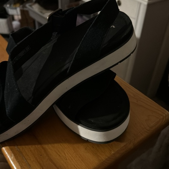 Koolaburra by UGG Buckle Sandals Platforms Black/White - Picture 2 of 11